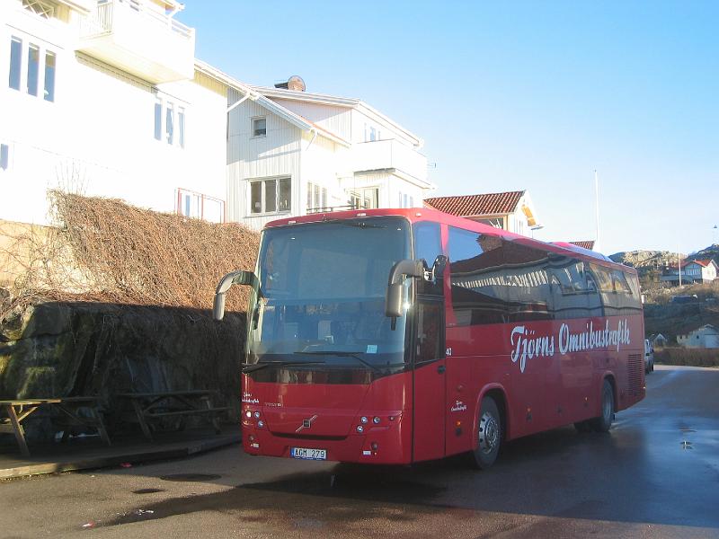 februari 2008 019.jpg - Bussen tillfälligt parkerad i Hälleviksstrand dit vi lyckats ta oss. (Trångt och kurvigt!)